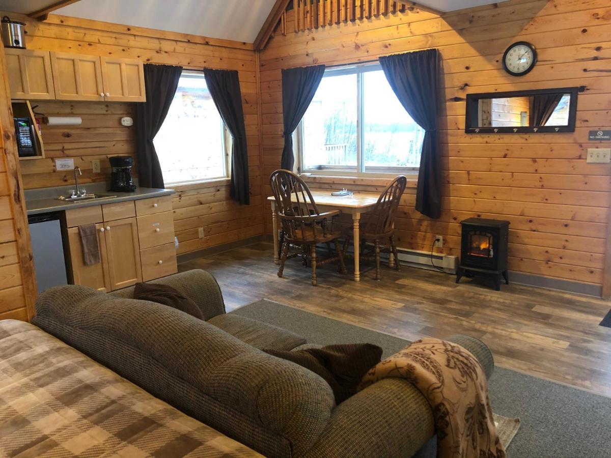Susitna River Lodging, Riverside Cabins タルキートナ エクステリア 写真